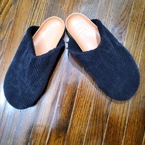 MEN GAP SLIPPERS